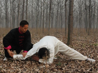 Podczas zdjęć do filmu instruktażowego (Chen Ziqiang)