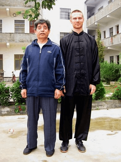 Zdjęcie z mistrzem Chen Xiaoxingiem przy okazji pokazu dla lokalnej telewizji Zdjęcie z mistrzem Chen Xiaoxingiem przy okazji pokazu dla lokalnej telewizji