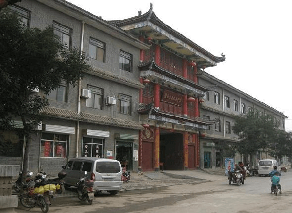 Frontalna część szkoły Chen Xiaoxinga wraz z imponującą bramą