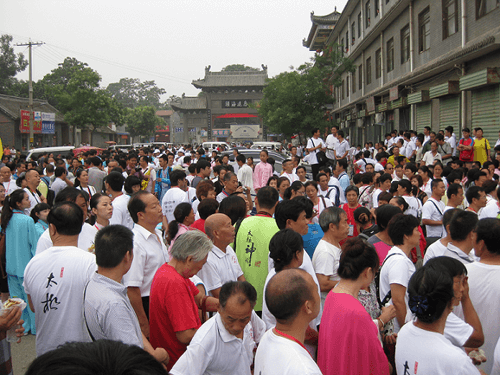 Tłum ludzi zainteresowanych turniejem